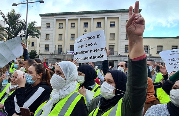 العمال المغاربة العالقون بسبتة يحتجون ويطالبون بفتح الحدود في وجههم