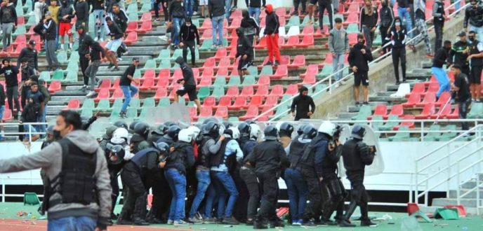أحداث مباراة الجيش الملكي والمغرب الفاسي تعيد ظاهرة الشغب في الملاعب إلى الواجهة