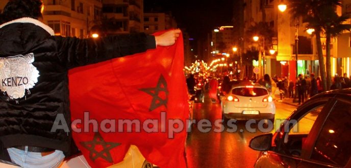 ساكنة جهة طنجة تحتفل بتأهل المنتخب المغربي رغم الجو الماطر