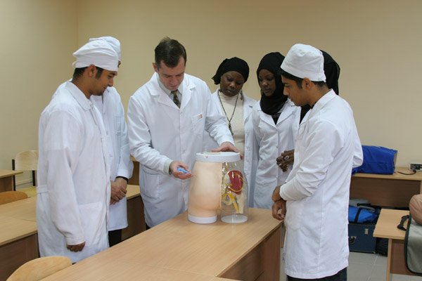 جامعة الطب بأوكرانيا تدعو إلى تمكين الطلبة الأجانب من تداريب ميدانية في بلدانهم الأصلية