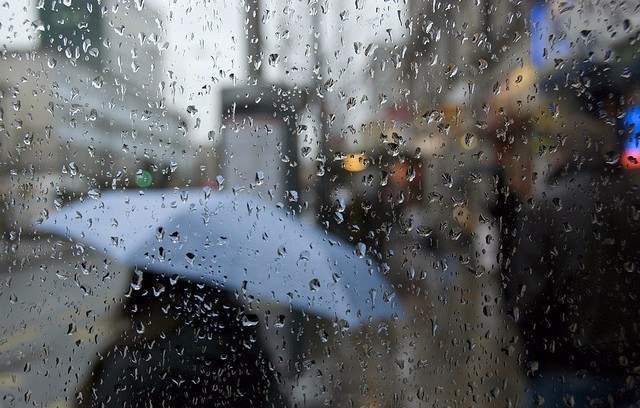 نشرة إنذارية.. أمطار رعدية قوية وتساقطات ثلجية ورياح مرتقبة من الخميس إلى الأحد