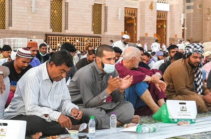 “السُّفْرَة الرمضانية” تعود إلى المسجد النبوي بعد غياب عامين بسبب كورونا