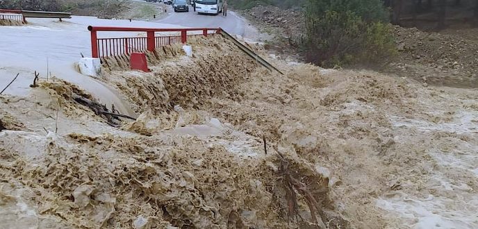 الأمطار الغزيرة تقطع الطريق الوطنية بين تطوان وشفشاون