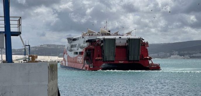 تعليق جديد للرحلات البحرية بين ميناءي طنجة وطريفة بفعل سوء الأحوال الجوية
