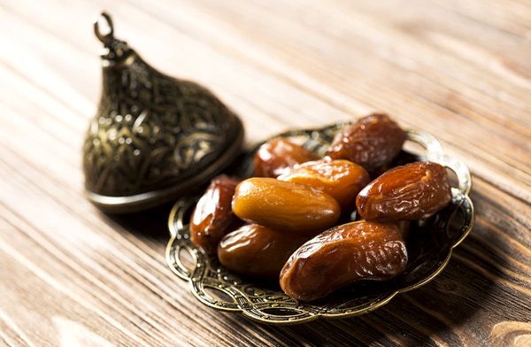 المجهول .. التمر المفضل على مائدة الإفطار الرمضانية