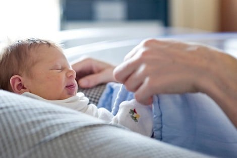 الحكومة ترخص للآباء الموظفين عطلة الولادة مدتها 15 يوما مدفوعة الأجر
