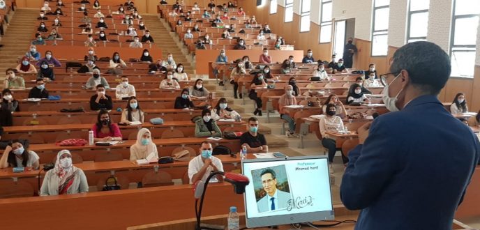 الحكومة تسعى لتكوين 96 ألف أستاذ و17 ألف طبيب بحلول سنة 2026