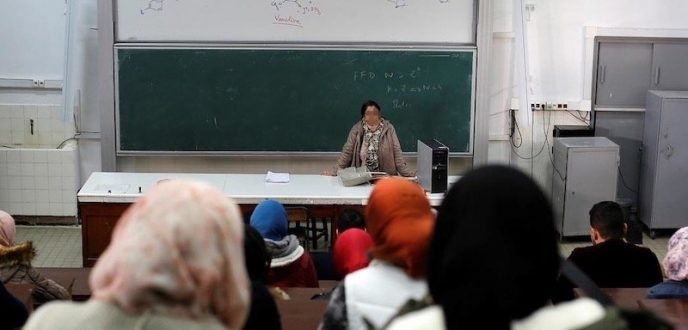 الأساتذة الجامعيون يشلون الدراسة لثلاثة أيام