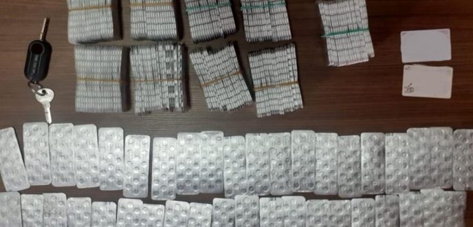 ضبط سيارة لنقل البضائع محملة بـ6 آلاف قرص مخدر قادمة من الشمال