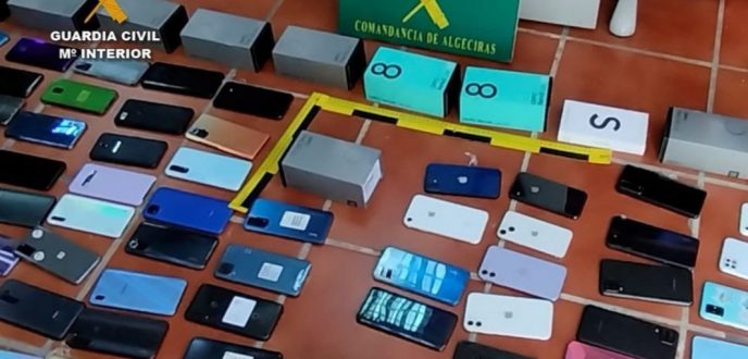 السلطات الإسبانية تحجز كمية كبيرة من الهواتف المسروقة كانت في طريقها إلى طنجة