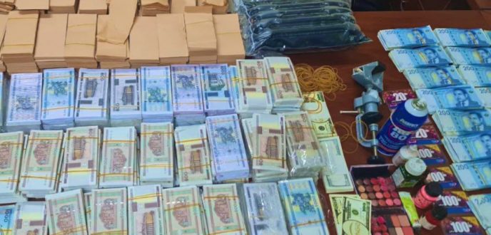 تزوير الروبل والدولار يطيح بـ7 أشخاص في قبضة الأمن