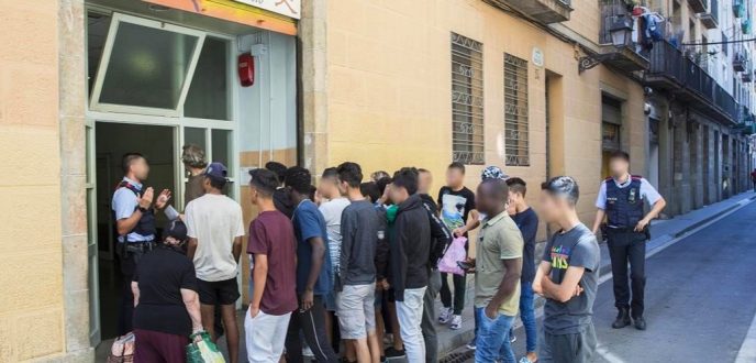 إسبانيا تعتزم تسوية أوضاع نحو 300 ألف مهاجر غير نظامي سنويا