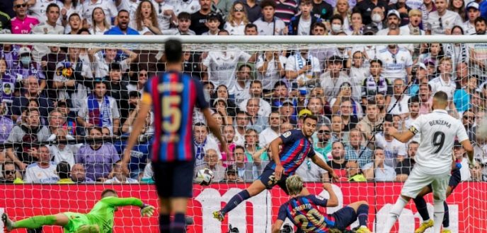 ريال مدريد يتغلب على برشلونة بثلاثية ويعتلي صدارة “الليغا”