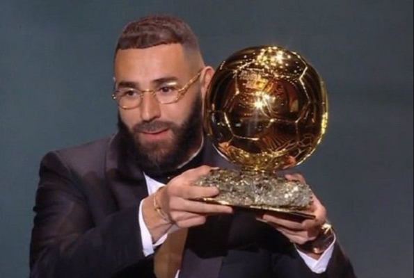 رسميًا.. كريم بنزيما يتوج بجائزة الكرة الذهبية لعام 2022