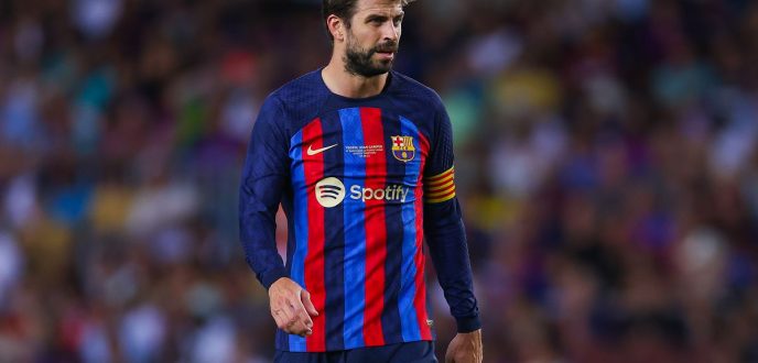 مدافع برشلونة جيرارد بيكيه يعلن اعتزاله كرة القدم