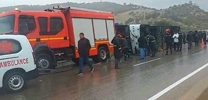 مصرع 11 شخصاً وإصابة 43 آخرين في حادث انقلاب حافلة لنقل المسافرين