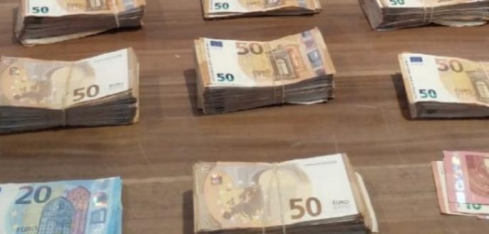 إيقاف شخص حاول إرشاء شرطي بميناء طنجة المدينة لتهريب العملة الصعبة