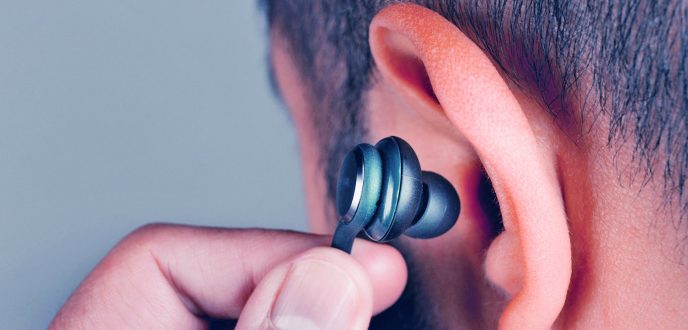 أكثر من مليار شاب معرضون لخطر الإصابة بفقدان السمع بسبب السماعات