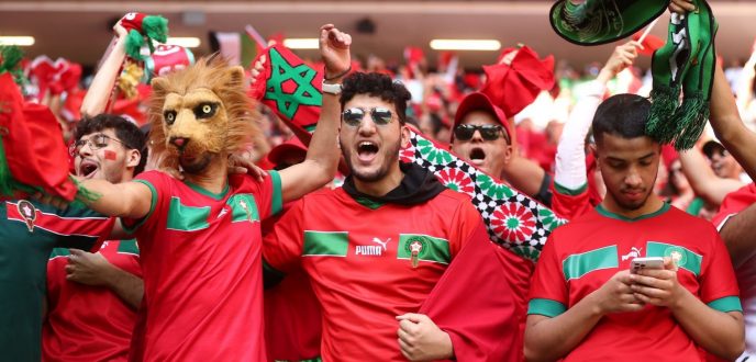 مع تألق المنتخب المغربي في مونديال قطر.. قميص “الأسود” سلعة نادرة مطلوبة بأي ثمن
