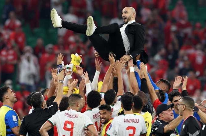 الركراكي يصبح أول مدرب محلي وعربي يقود منتخب بلاده للتأهل إلى الدور الثاني في المونديال