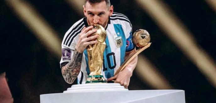 ميسي يحرز جائزة الكرة الذهبية لأفضل لاعب في المونديال