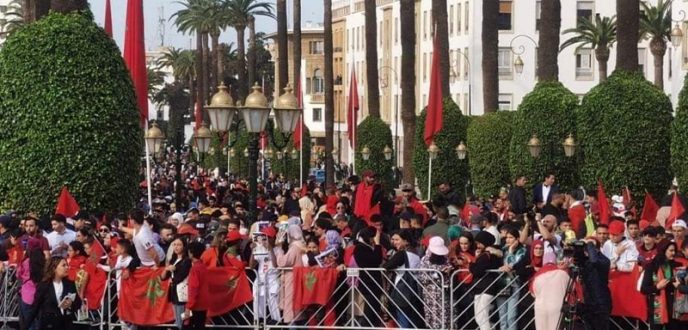 حشود غفيرة من المواطنين المغاربة في انتظار وصول أسود الأطلس