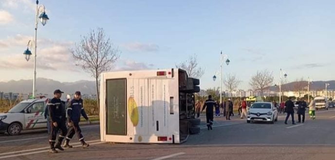 قتلى وجرحى في حادث انقلاب حافلة لنقل العمال بتطوان