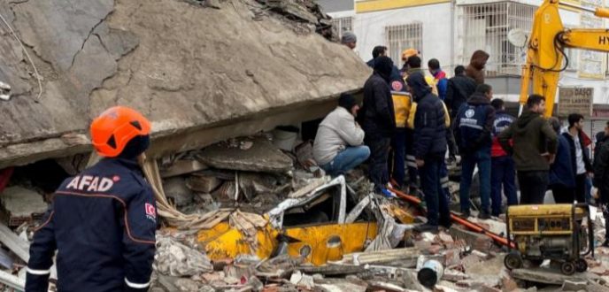حصيلة زلزال تركيا ترتفع إلى أزيد من 900 قتيل و5 آلاف جريح