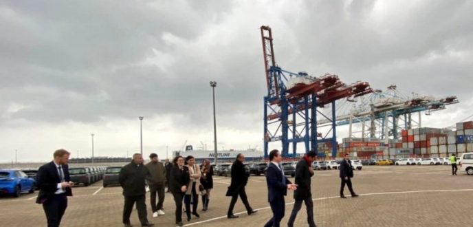 وزير التجارة البريطاني يعبر عن إعجابه بقطار البراق وميناء طنجة المتوسط