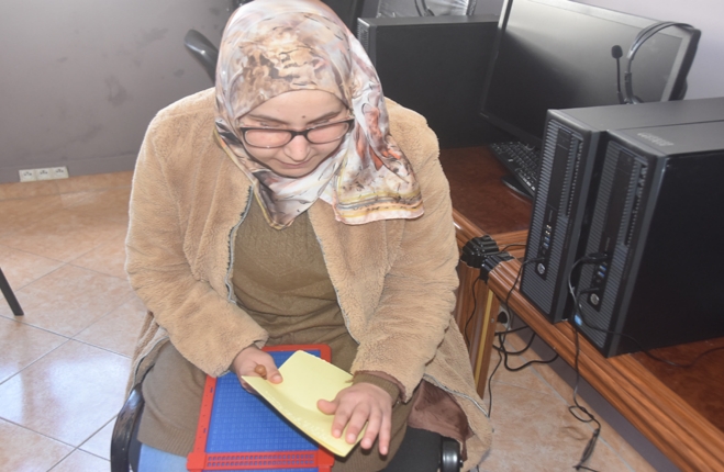 نصيرة بلعربي.. كفيفة شعلة من الآمال تدرس بتطوان لغة لويس برايل بتفان ونكران ذات