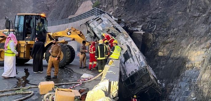 مصرع 20 معتمرا وإصابة 29 في حادث انقلاب حافلة بالسعودية