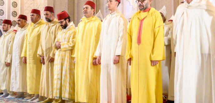 أمير المؤمنين يؤدي صلاة عيد الفطر المبارك بالمسجد المحمدي