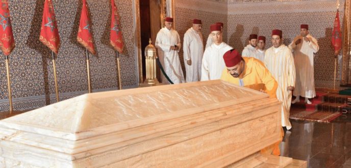 أمير المؤمنين يترحم على روح جلالة المغفور له الملك محمد الخامس أمير المؤمنين يترحم على روح جلالة المغفور له الملك محمد الخامس