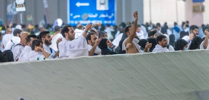 حجاج بيت الله يرمون جمرة العقبة في أول أيام عيد الأضحى