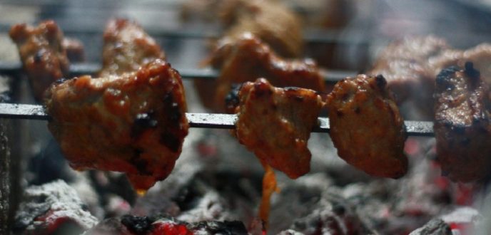 خبير طبي يقدم نصائح لتغذية صحية في عيد الأضحى