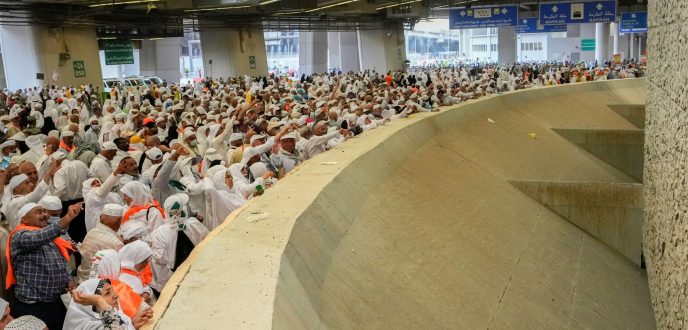 حجاج بيت الله يبدؤون برمي الجمرات في أول أيام التشريق