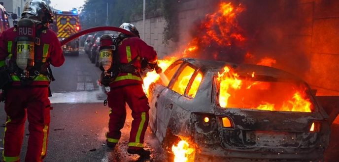 توقيف 150 شخصا إثر أعمال عنف بفرنسا وماكرون يدعو الحكومة لاجتماع عاجل