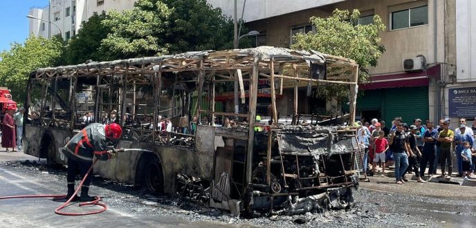 احتراق حافلة لنقل العمومي يحدث هلعا وسط مدينة تطوان