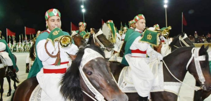 الطواف بالمشاعل للحرس الملكي.. تقليد أصيل أبهر عشرات الآلاف من المتفرجين بالمضيق