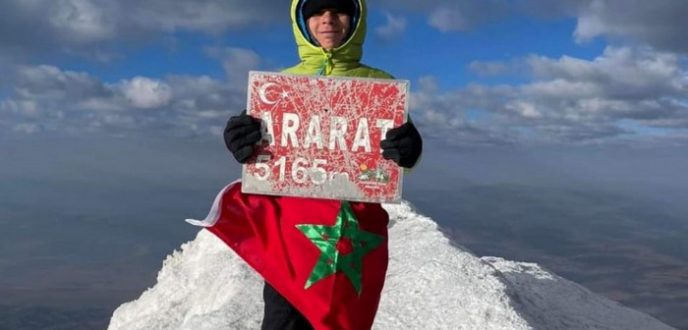 طفل مغربي يتسلق أعلى قمة جبلية في تركيا