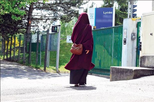 فرنسا ستحظر ارتداء العباية “الإسلامية” في المدارس باسم العلمانية