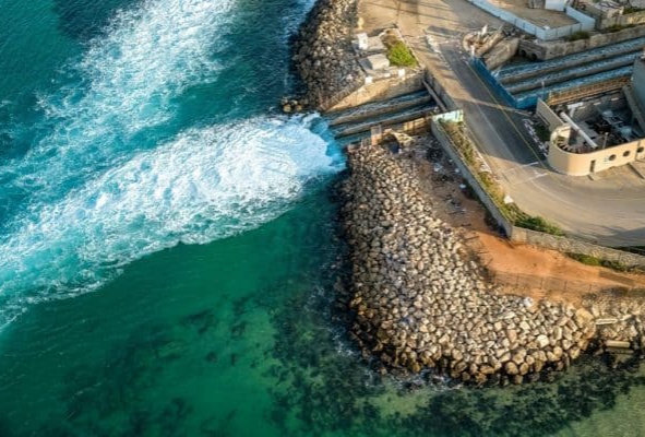 إلغاء مشروع لتحلية مياه البحر بطنجة واعتماد “أتوروت مائي” لتزويد البوغاز بالماء الشروب