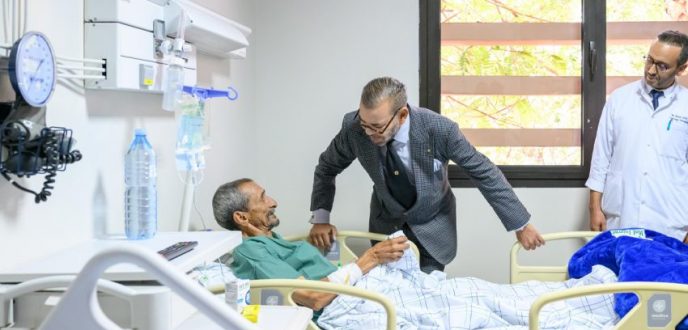 جلالة الملك يتفقد الحالة الصحية للمصابين ضحايا زلزال الحوز ويتبرع بالدم