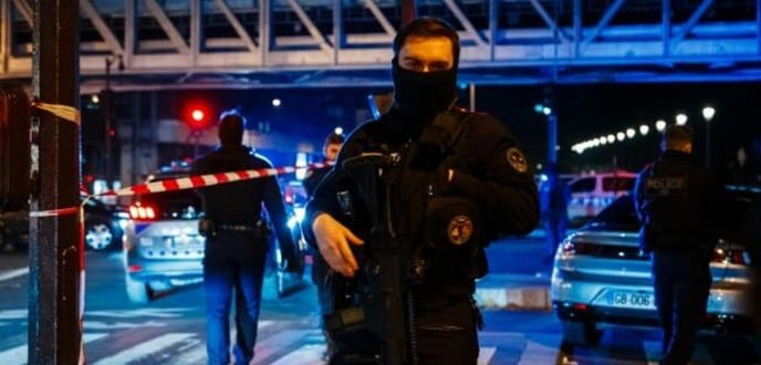 قتيل وجريحان في هجوم بالسلاح الأبيض القرب من برج إيفل بباريس