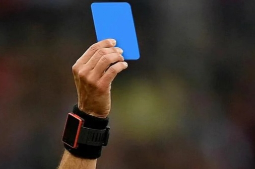 “الفيفا” تكشف حقيقة استخدام البطاقة الزرقاء في مباريات كرة القدم