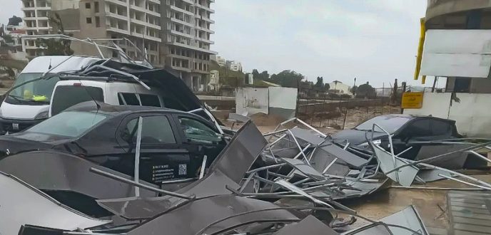 مصرع سيدة اثر انهيار واجهة لعمارة سكنية نتيجة الرياح القوية بطنجة