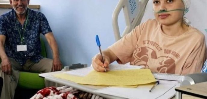 تلميذة تتحدى مرض السرطان وتجتاز الامتحان الجهوي بطنجة