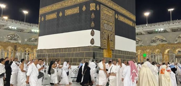 حجاج بيت الله الحرام يؤدون طواف الإفاضة في أول أيام عيد الأضحى