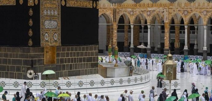المتعجلون من الحجاج يبدؤون رمي الجمرات ويتوجهون لطواف الوداع