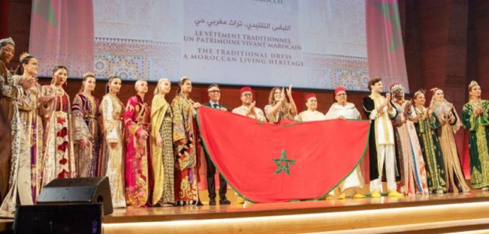 القفطان المغربي يتألق خلال عرض استثنائي بباريس